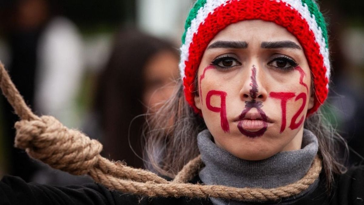 A rezsim visszavág: szerdán akaszthatják az első tüntetőt Iránban