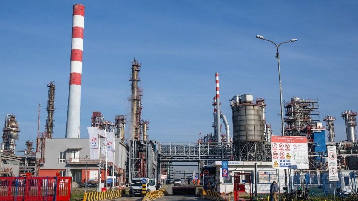 Szorult helyzetbe kerülhet a Mol: komoly vetélytárs szállt ringbe a NIS-ért