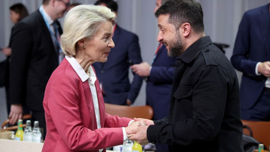 Az Európai Bizottság elnöke, Ursula Von der Leyen és Volodimir Zelenszkij ukrán elnök üdvözlik egymást, amikor megérkeznek a 7. Európai Politikai Közösség (EPC) csúcstalálkozójára - Forrás: Ludovic MARIN / AFP