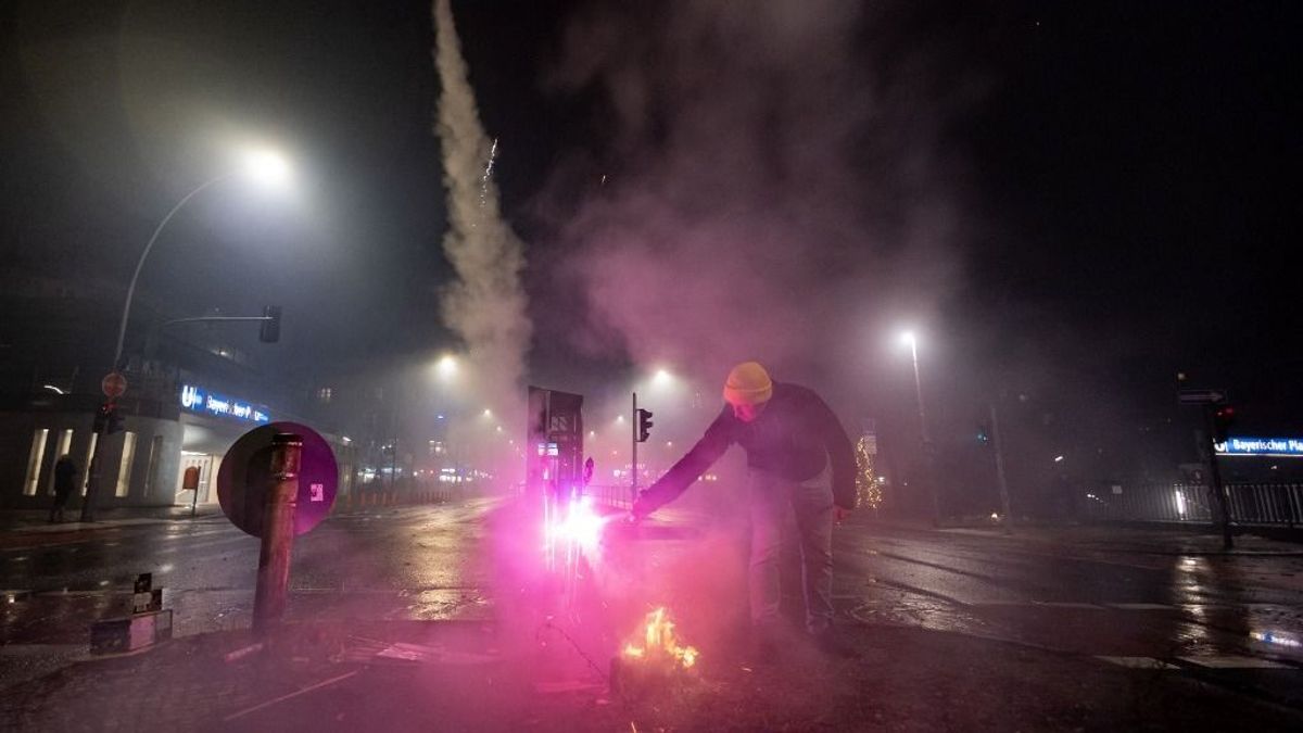 Kaotikus szilveszter: petárdákkal támadták a berlini rendőröket, sokan megsérültek, több száz embert letartóztattak