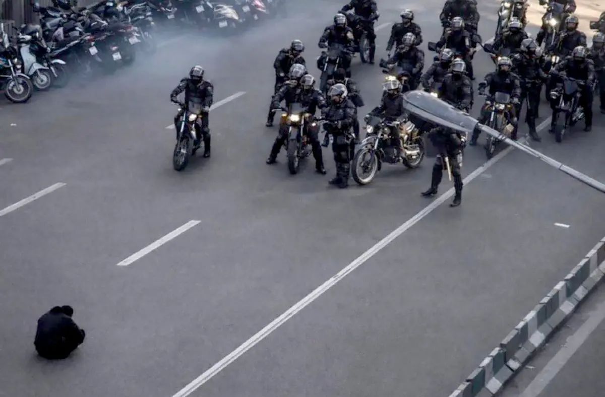 Tüntető vs a rezsim félkatonai szervezete. Az iráni tüntetések ikonikussá vált fotójának eredete nem ismert, de január elején bejárta az internetet. Forrás: Reddit