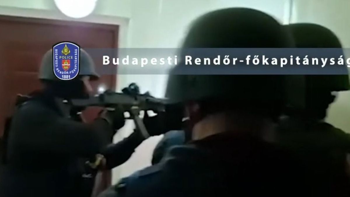 Brutális rajtaütés Budapesten: a rendőrség nem finomkodott, gépfegyverrel törtek be a gyilkos otthonába (VIDEÓ)