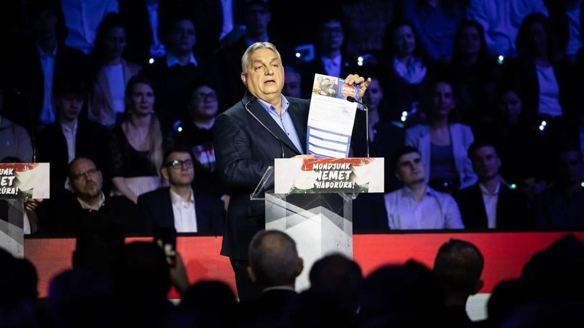 Orbán Viktor miniszterelnök bemutatja a nemzeti petíciót a kaposvári Háborúellenes Gyűlésen 2026. január 24-én (Miniszterelnöki Kommunikációs Főosztály / Miniszterelnöki Kommunikációs Főosztály)