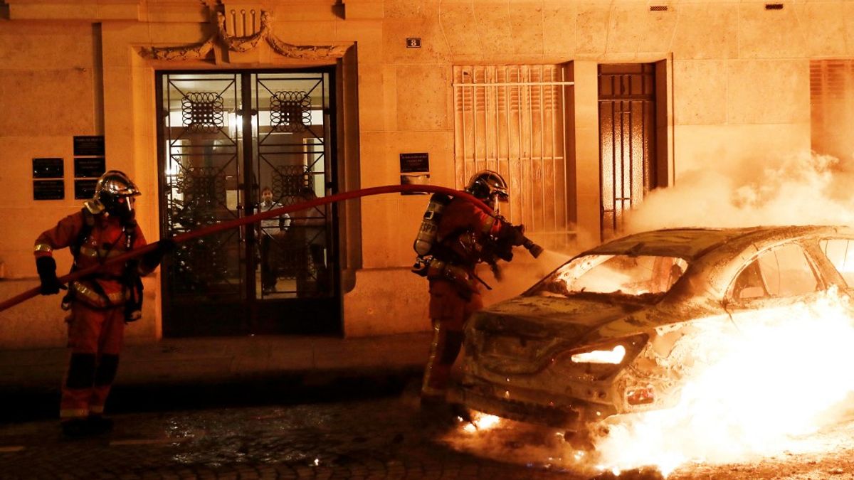 Elképesztő videókon a migránsok szilveszteri tombolása: ezernél is több autó lángolt, a rendőrök ellen pedig szabályos háborút indítottak