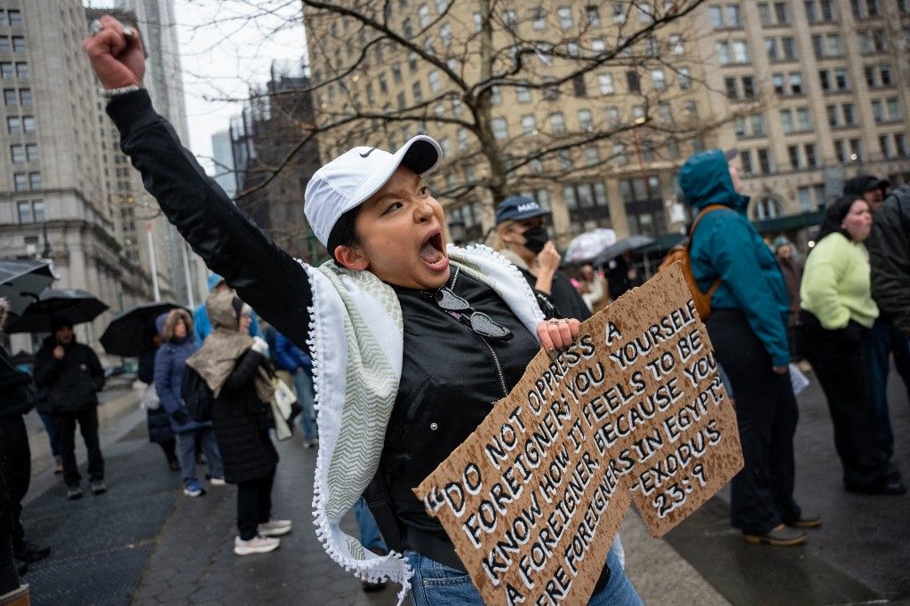 Egy fiatal lány az ICE ellen tüntet Fotó: Angelina Katsanis / AFP