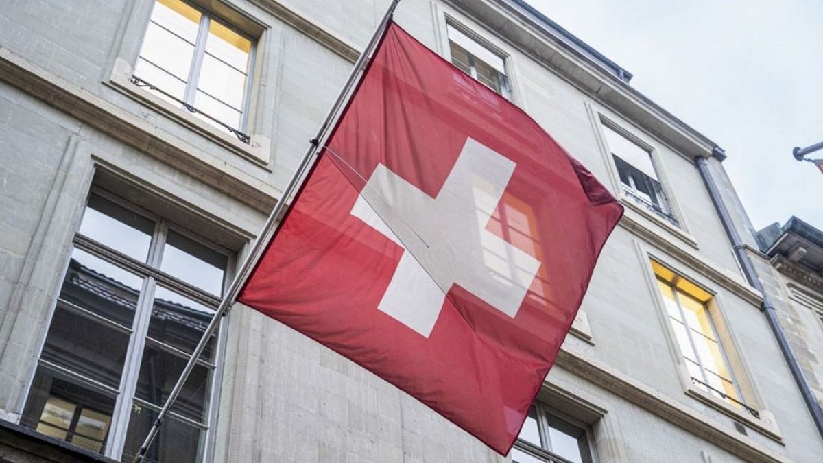 Hatalmas pofont kaptak a svájciak: vérlázító, ahogy az orruknál fogva vezette őket az ukrán férfi