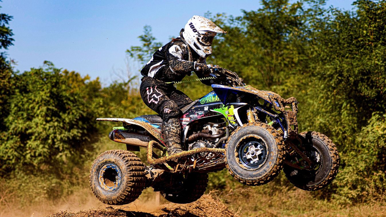 Motorosok a&nbsp;gyepen