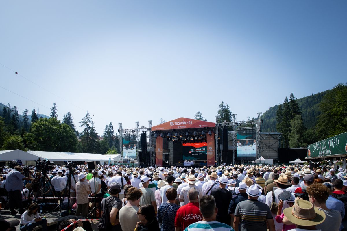 Erős a kontraszt Magyar Péter és Orbán Viktor hallgatósága között - Forrás: Mandiner
