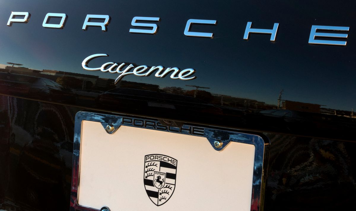 A svájci hatóságok leállították az ukrán menekült segélyezését, miután kiderült, hogy Porsche Cayenne-nel járt és sokat utazott.