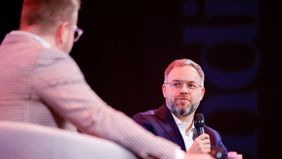 Orbán Balázs a Mandiner Klubesten: „Nem szabad hagyni, hogy ez a háború és geopolitikai őrület elvigye a pénzünket és a józan eszünket”