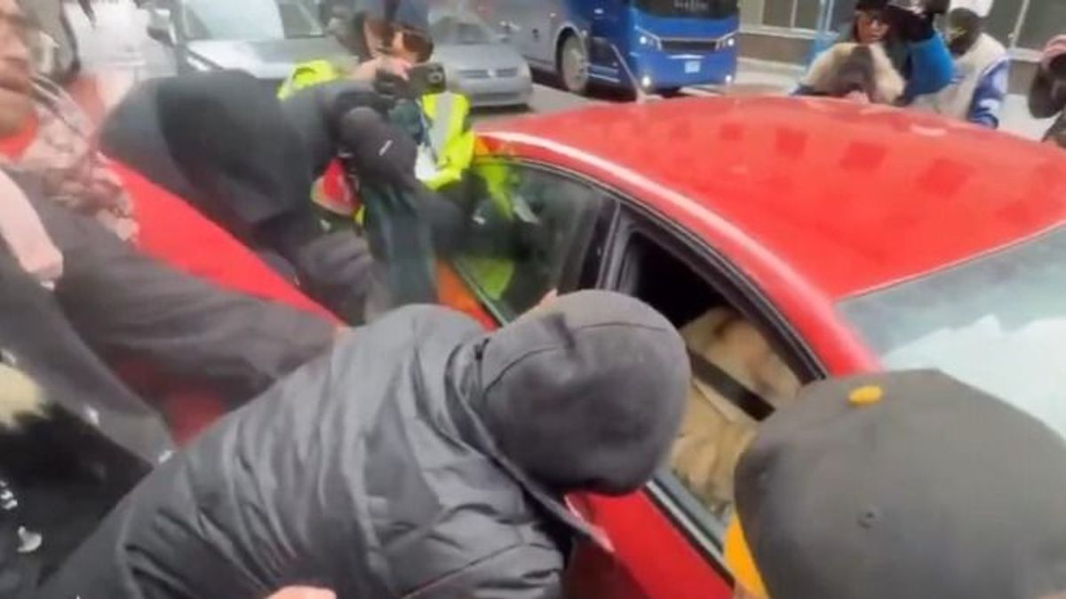 Elon Musk felfoghatatlan videót osztott meg: amerikai liberálisok járják az utcákat és rátámadnak azokra, akiket konzervatívoknak gondolnak (VIDEÓ)