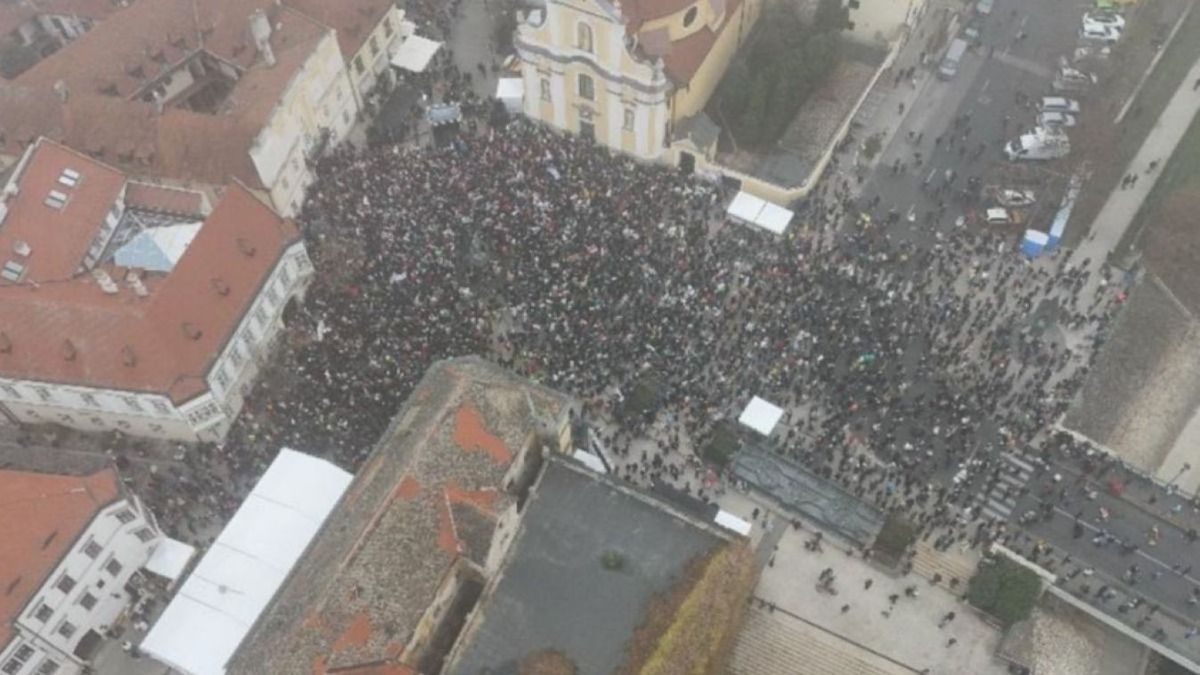 Szállíngóznak az emberek Magyar beszéde alatt Győrben - Forrás: Deák Dániel Facebook oldala