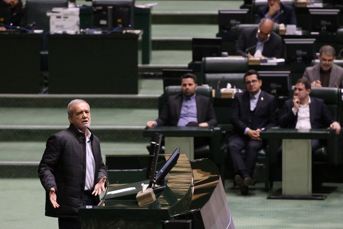 Irán politikai rendszere történelmi próbatétel előtt áll.