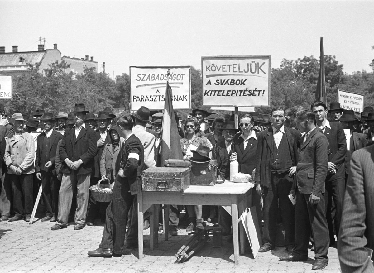 Kitelepítést követelők 1945-ben a Nemzeti Parasztpárt rendezvényén (Fotó: MAFIRT/MTI)