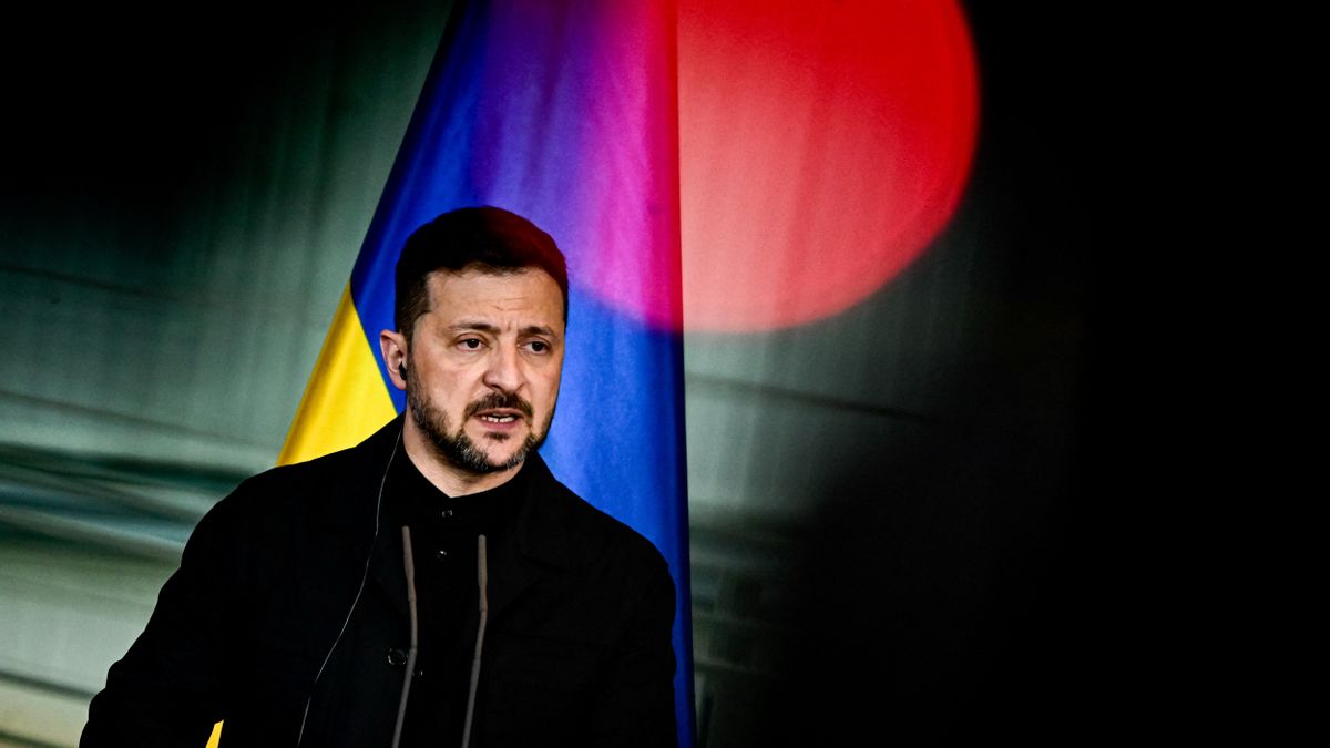 Zelenszkij egy taslit adna Orbán Viktor feje búbjára, miközben Magyar Péter csapata próbálja menteni a menthetőt