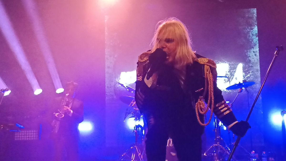 Özönlöttek Budapesten a gót lányok, hogy megnézzék a TikTok-generáció friss sztárját