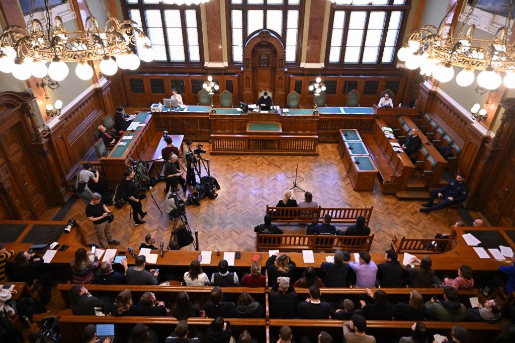 Maja Trux, a német queer antifa a bíróságon azt mondta, ő a valódi áldozata az ügynek. Fotó: Kisbenedek Attila/AFP