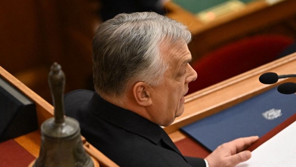 Egy megtámadott ország miniszterelnöke nem turnézik, hanem válságstábot hív össze