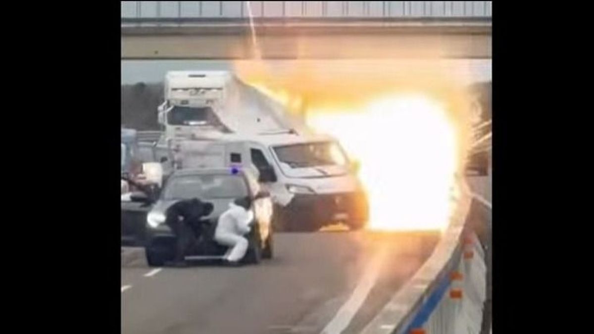 Akciófilmbe illő jelenetek: kalasnyikovos, símaszkos fegyveresek robbantottak fel egy pénzszállítót Olaszországban fényes nappal (VIDEÓ)