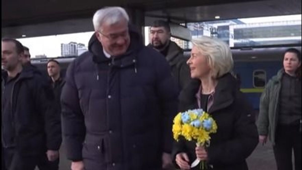 Hatalmas kék-sárga virágcsokorral fogadták Ursula von der Leyent Ukrajnában, de ez még nem minden (VIDEÓ)