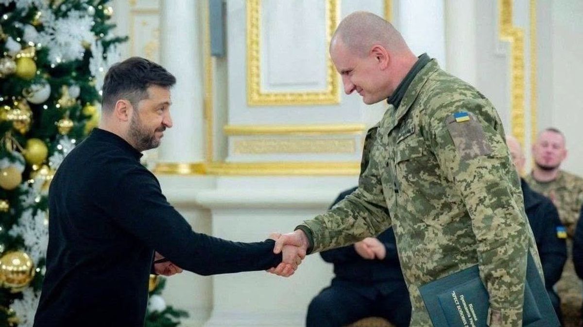 Bemutatjuk a Zelenszkij által kitüntetett ukrán neonáci katonát, aki megfenyegette Magyarországot: ő Jevhen Karasz!