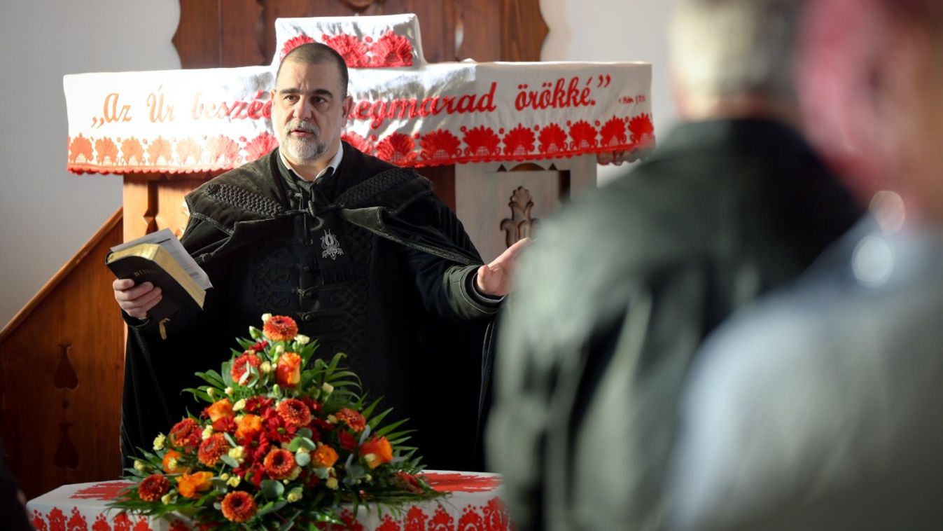 Mosonmagyaróvár, 2025. november 29.

Márkus Mihály pápai esperes a Mosonmagyaróvári Református Egyházközség ingatlanjainak megújulásáért és gyarapodásáért tartott ünnepi istentiszteleten a megújult református templomban 2025. november 29-én. MTI/Krizsán C