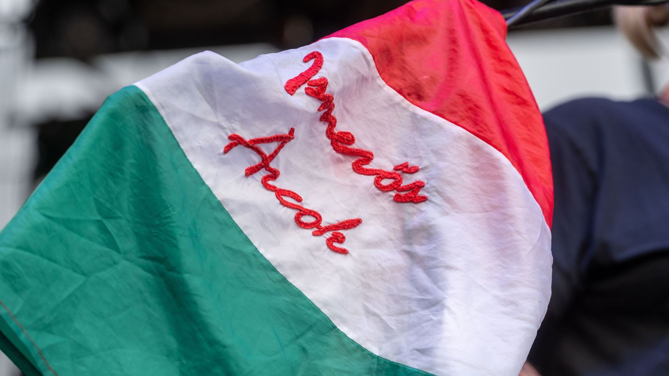 Színészlegendák előtt tiszteleg új videóklipjében az Ismerős Arcok