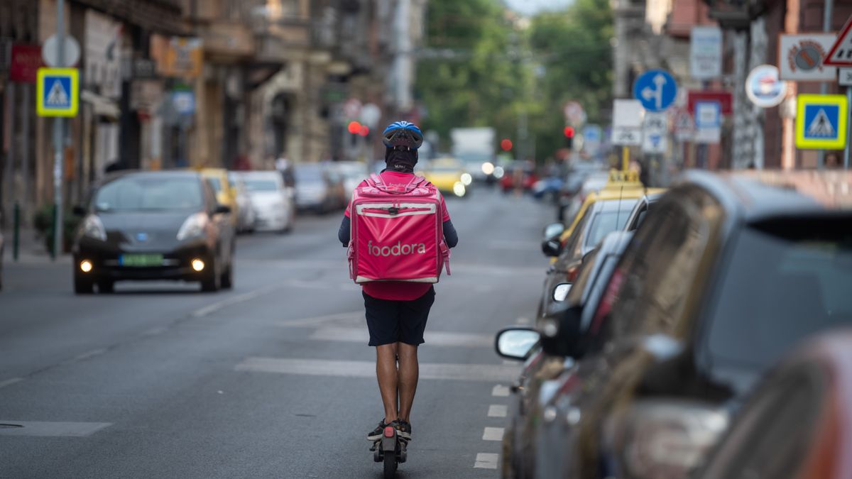 Tiltott termékeket vitt ki a futár – most összefogott a kormány és a Wolt/Foodora