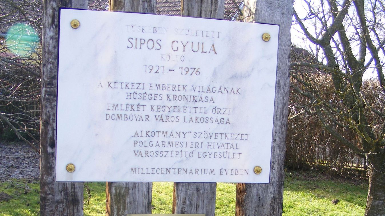 Fák alatt egy emléktábla