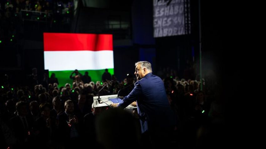 Háborúellenes Gyűlés a Viharsarokban: Orbán Viktor a Washington–Békéscsaba járattal érkezett