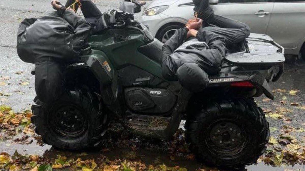 Rossz emberrel húztak ujjat: quadjához kötözve vitte be a tolvajokat a rendőrségre a brit farmer