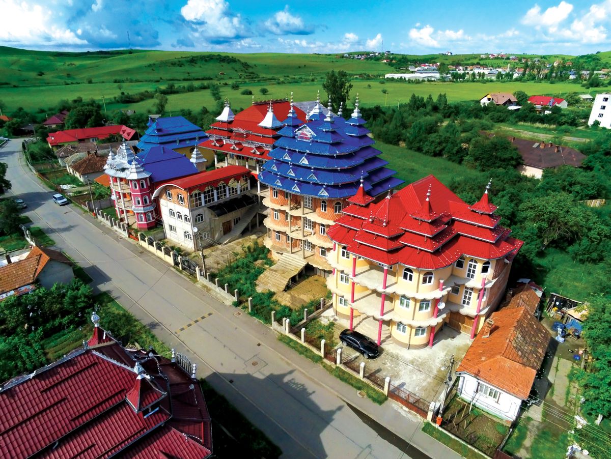 Huedin,cluj/romania-june,02.2019-the,Gypsy,Palaces,In,Huedin.many,Tourists,Confuse,Their,Architecture