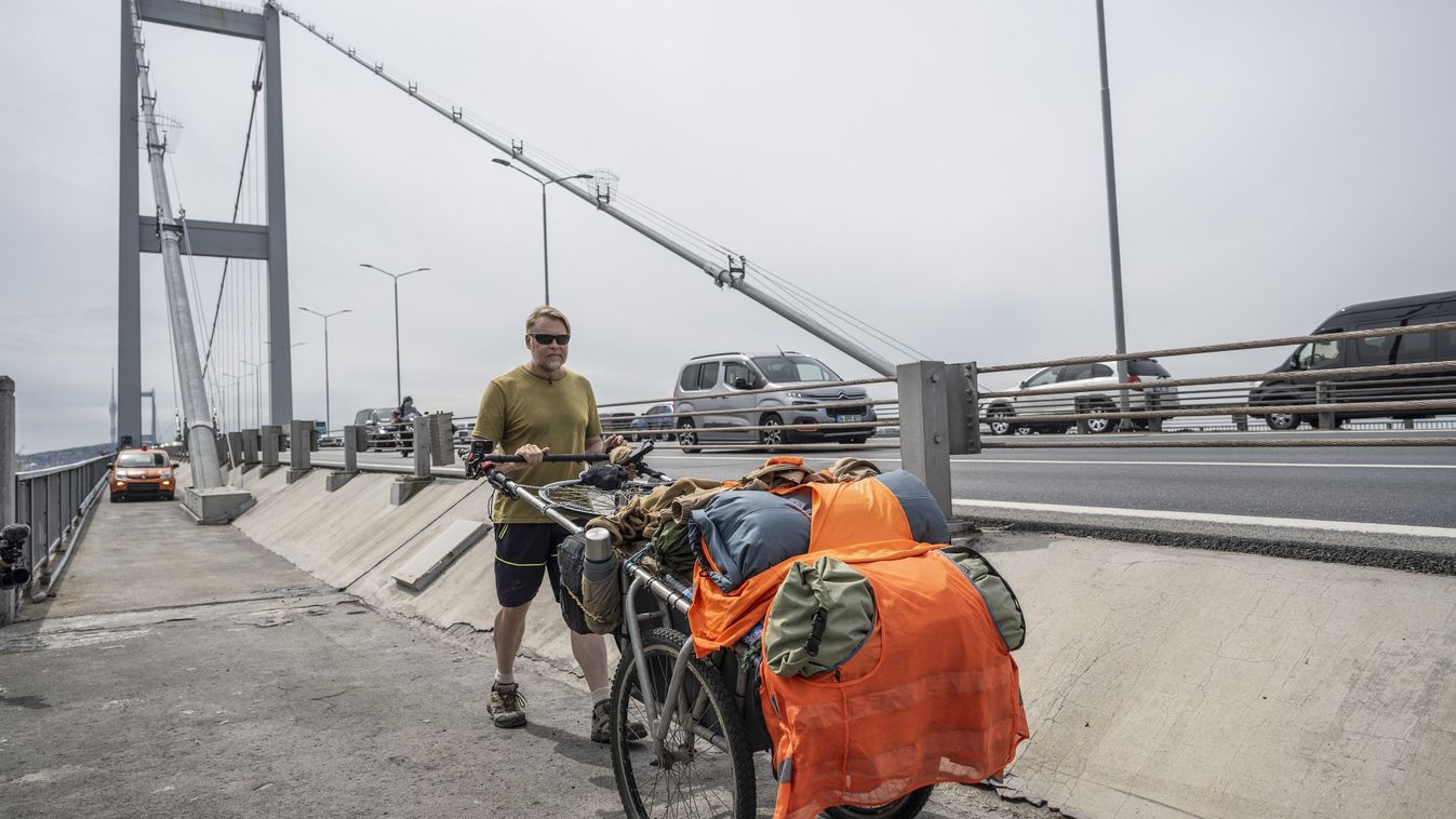 Gyalogszerrel a&nbsp;Föld körül