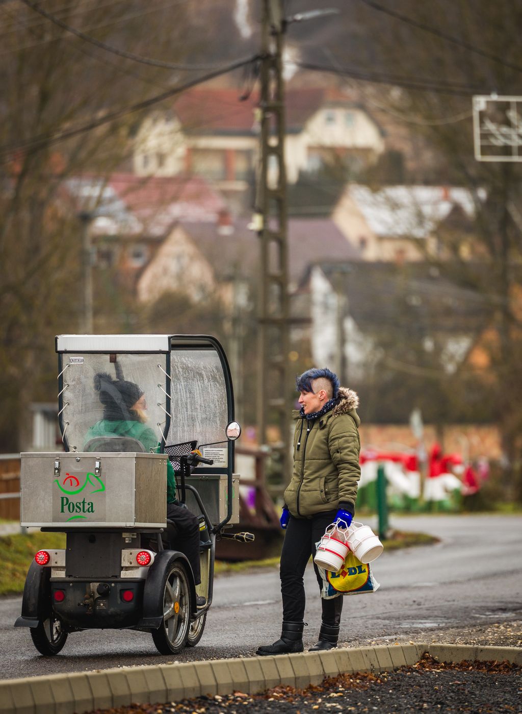Lantos Tímea beszélget a postással
20260204 Vizslás
fotó: Németh András Péter NAP