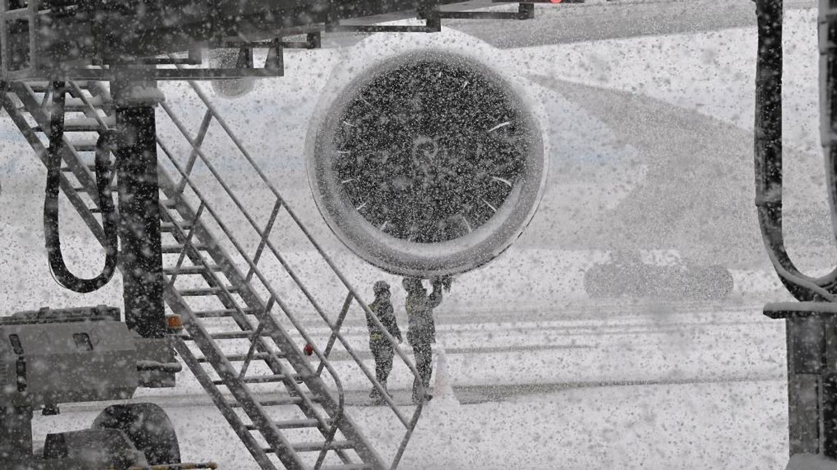 Térdre kényszerítette a hó Bécset: le kellett zárni az osztrák főváros repülőterét