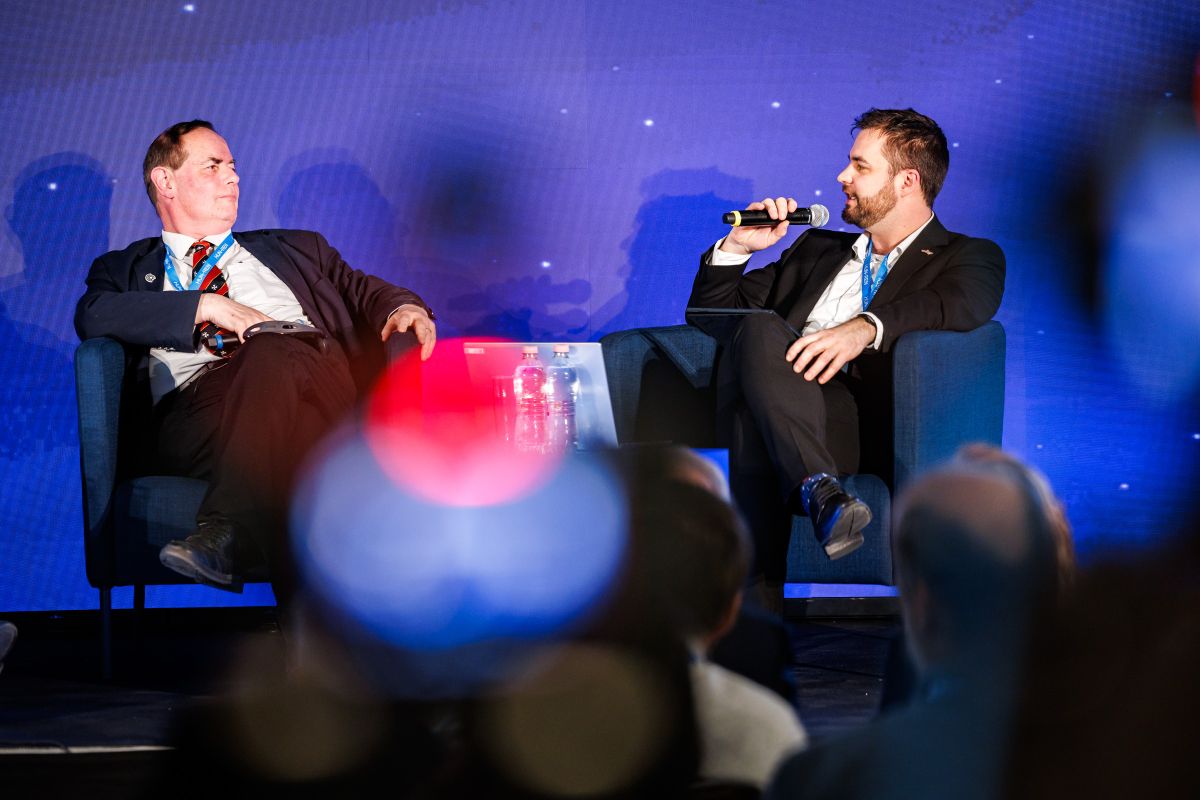 A HUN-REN Space Summit konferenciáján Nigel John Mason kijelentette, az emberiséget várja a Hold, és ott is fog maradni.