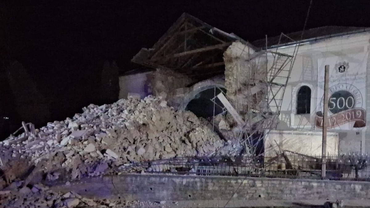 Teljesen leomlott egy erdélyi református templom tornya