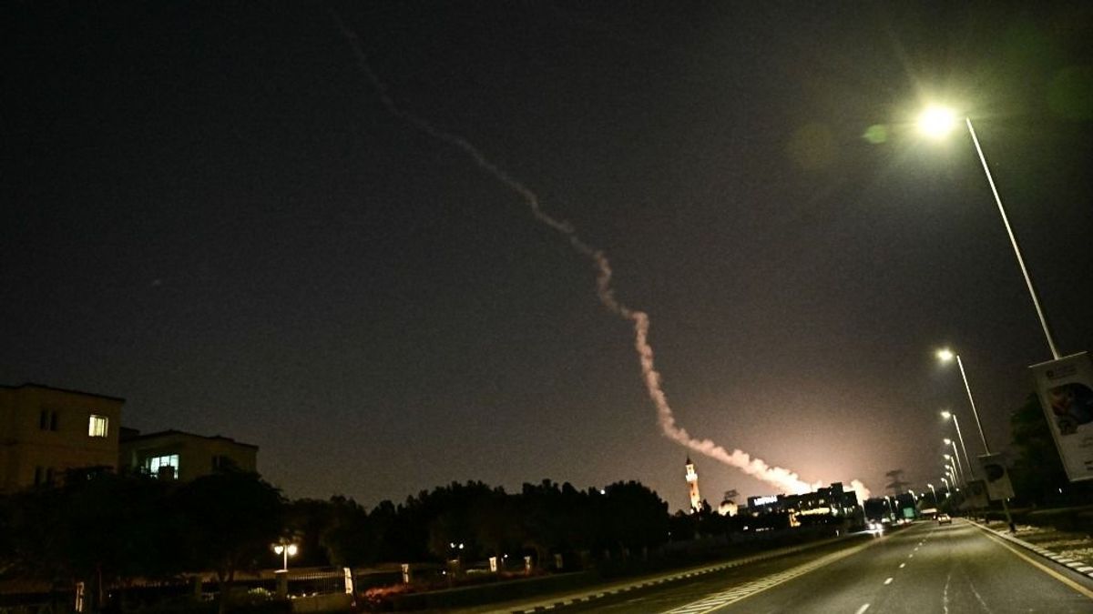 Szállodája erkélyéről nézte végig a magyar pár, ahogy rakéta csapódik a közeli hotelbe