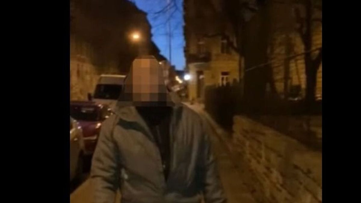 Bréking: elkapták a fideszes aktivistára támadó plakátrongálót (VIDEÓ)