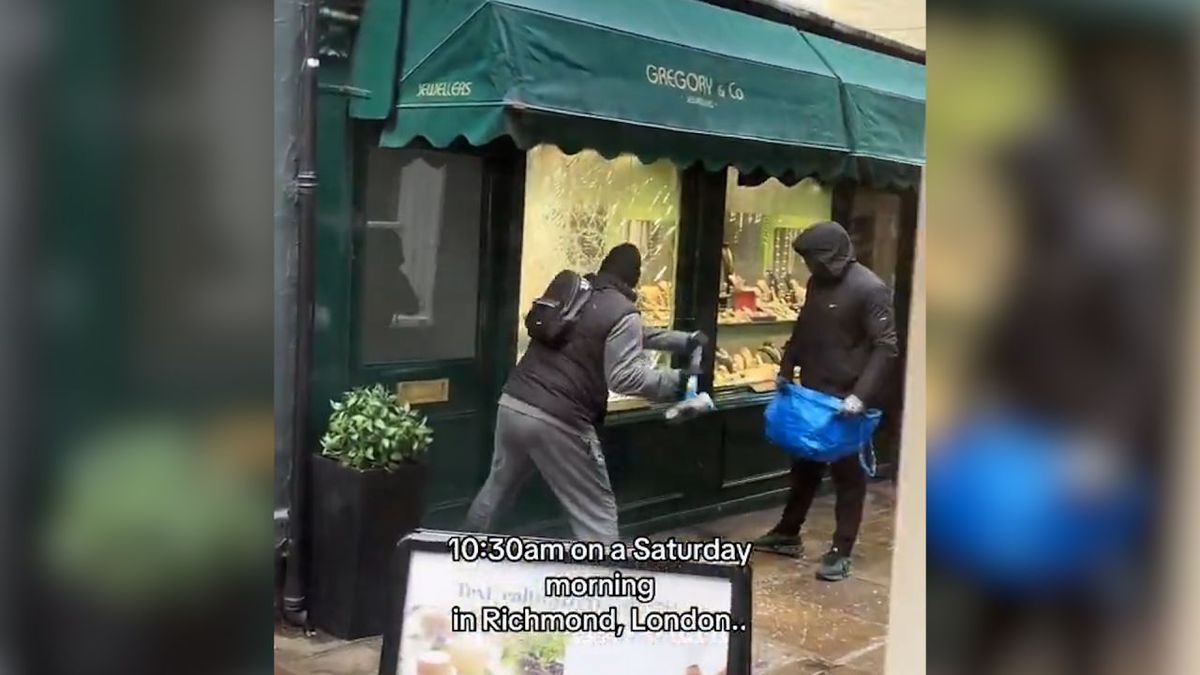 Döbbenetes felvétel Londonból: bontókalapáccsal zúzták a kirakatot, a tömeg csak állt és videózott – itt tart a Nyugat