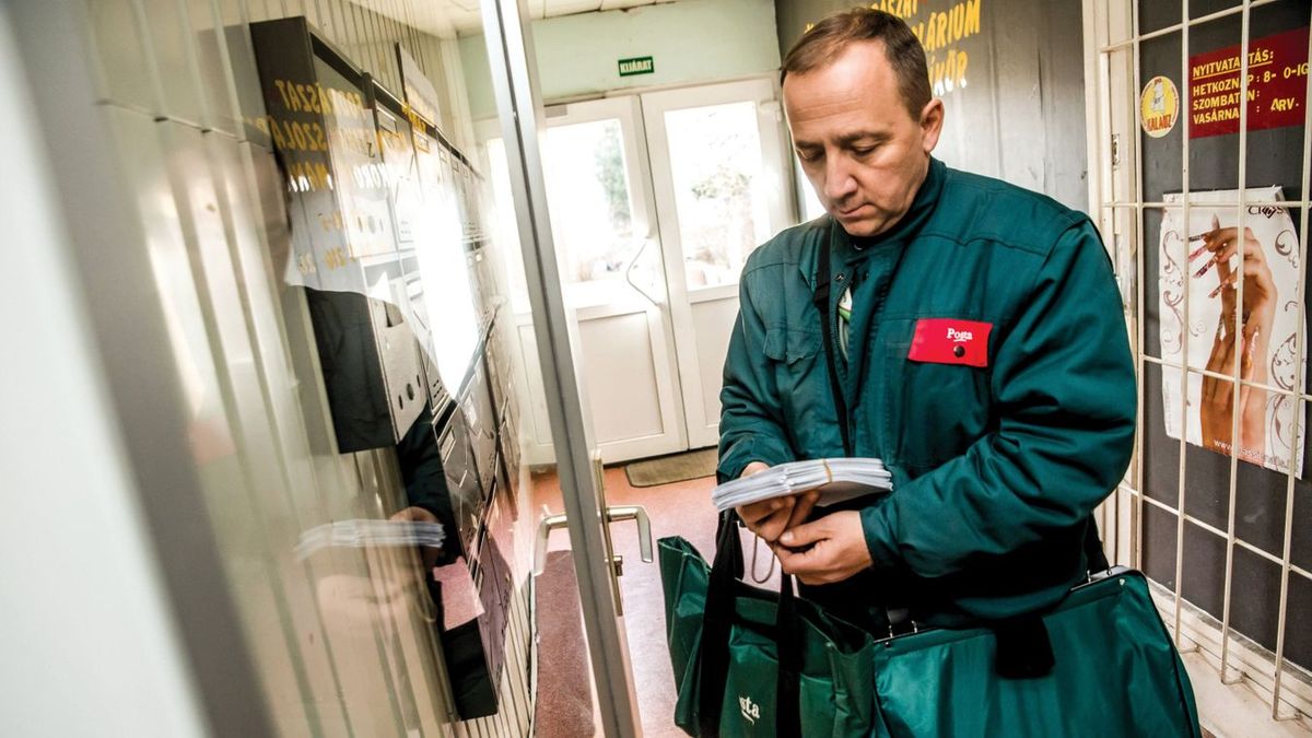 Már kézbesítik az utalványokat – háromszázezer nyugdíjas kapja meg