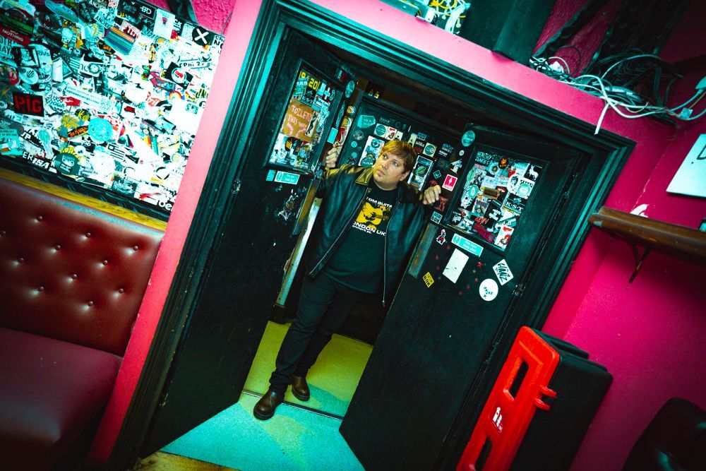 „A drog nem menő” – 15 éve járja az iskolákat a Dirty Slippers zenekar, a képen Lobó-Szalóky Lázár, a zenekar londoni koncertje előtt; fotó: Ellia Visuals