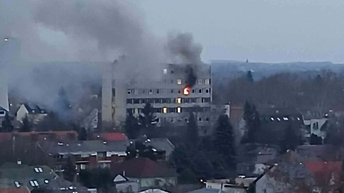 Most érkezett: lángokban a szegedi kollégium, azonnal kiürítették az épületet