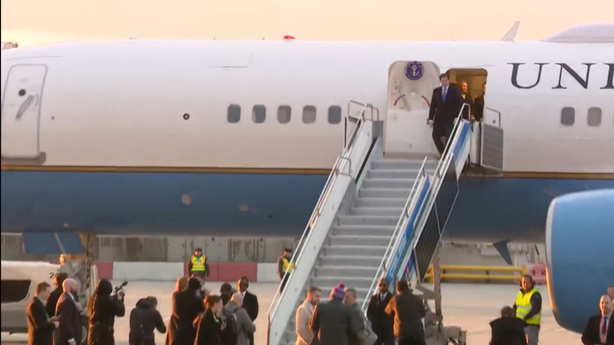 Így érkezett meg Budapestre az amerikai külügyminiszter (VIDEÓ)