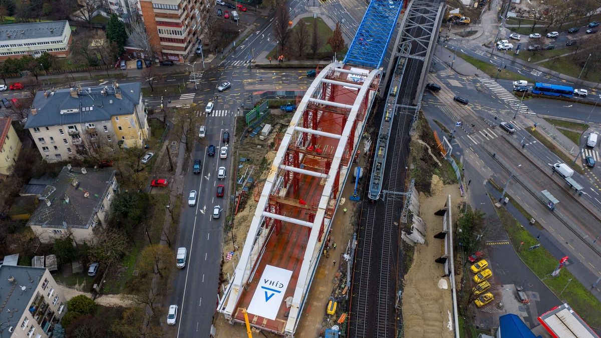 1400 tonna mozgásban: elkezdték a Déli Körvasút eddigi legnagyobb hídszerkezetének helyére illesztését (FOTÓ)