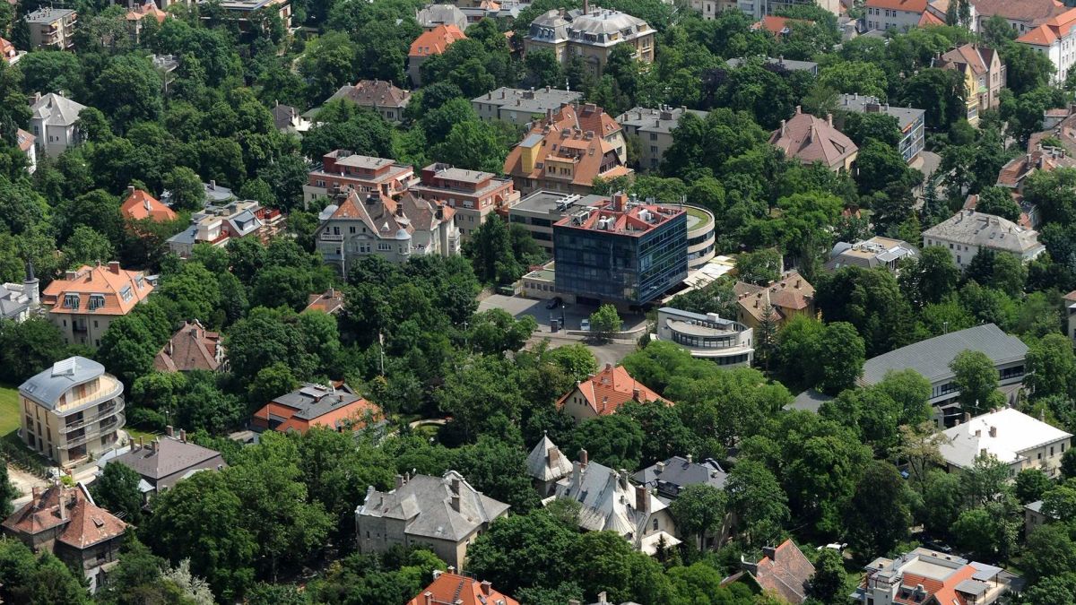 Magyarországot próbálja lejáratni, közben luxusvillát épít Buda egyik legdrágább részén a Transparency egyik vezetője
