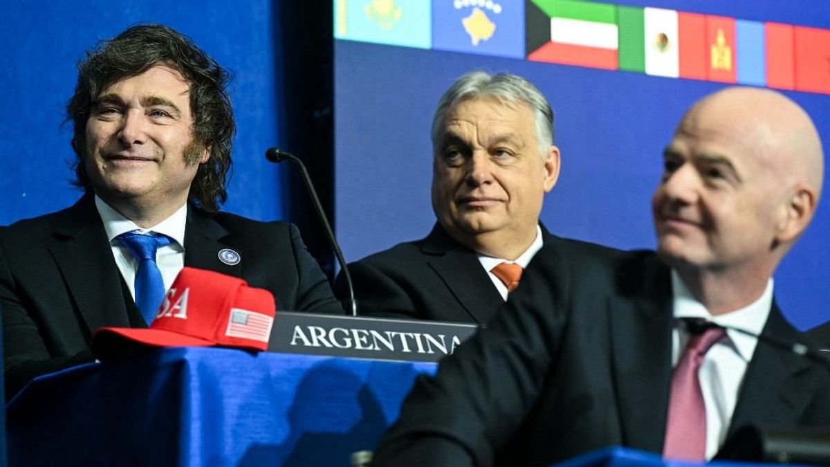 Amire nem számítottunk: az argentin elnök Orbán Viktorral karöltve fakadt dalra a Béketanács ülésén (VIDEÓ)