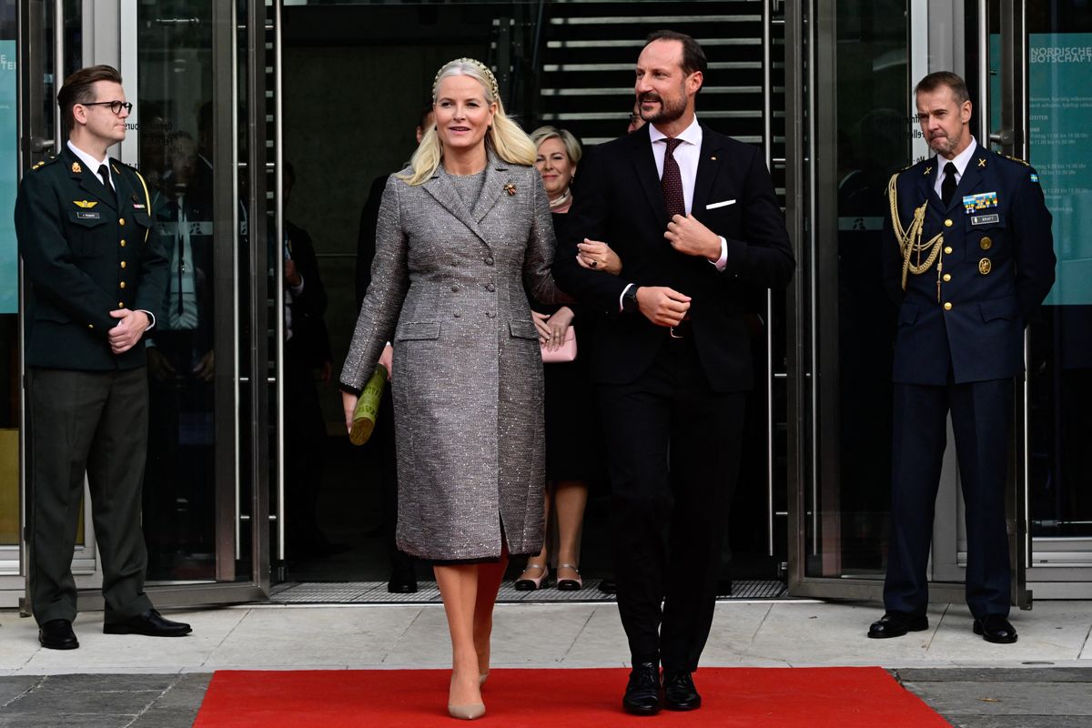 Az Epstein-aktákban felbukkanó Mette-Marit koronahercegnő férjével Haakon koronaherceggel 2024-ben (John MACDOUGALL / AFP)