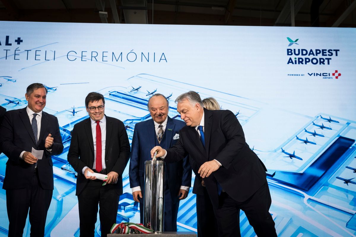 Orbán Viktor az új terminál alapkőletételén (Fotó: MTI/Miniszterelnöki Kommunikációs Főosztály/Kaiser Ákos)