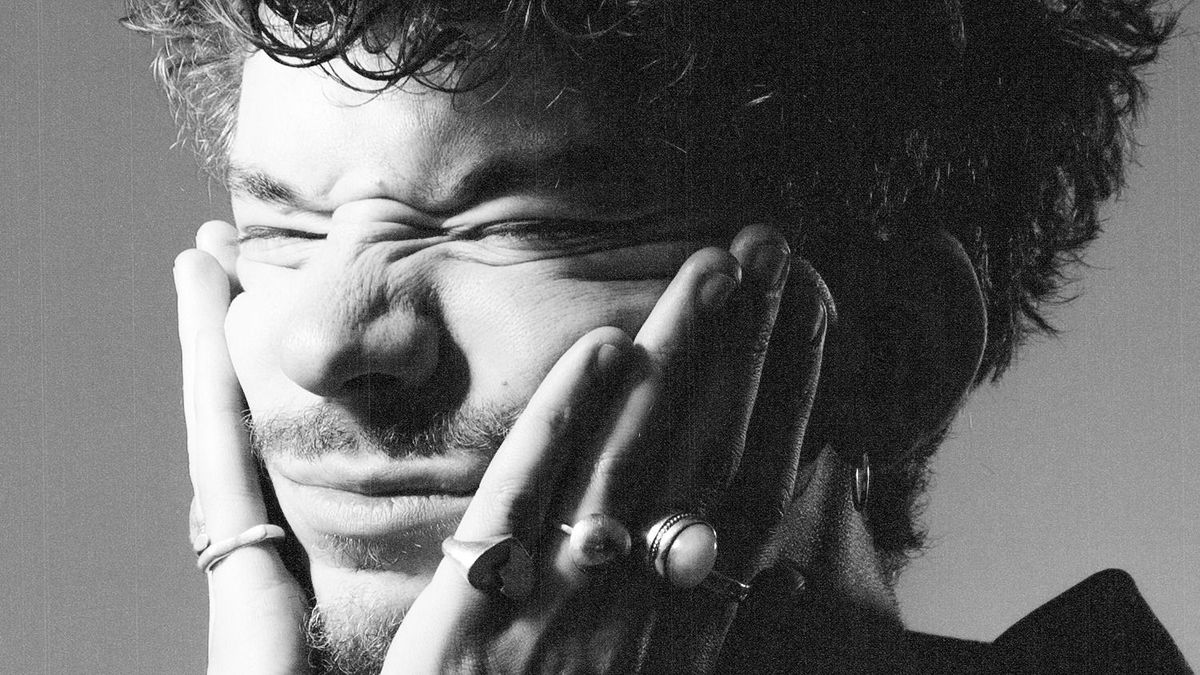 Szeretetország: etikáról papol, közben plakátok letépkedésére buzdítja híveit Mehringer